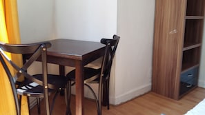 Desk, soundproofing, rollaway beds, free WiFi - Hôtel du Métro (Paris)