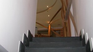 Una escalera de diseño moderno, con estructura de madera y un estilo sencillo y depurado.