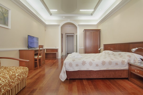 Premium bedding, minibar, desk, soundproofing