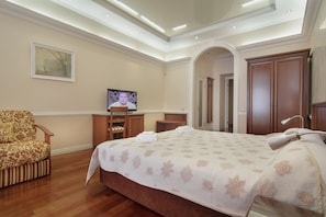 Premium bedding, minibar, desk, soundproofing