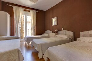 办公桌、遮光窗帘、免费 WiFi、床单