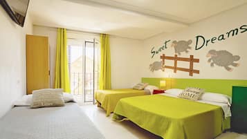 Meja, langsir/tirai gelap terus, Wi-fi percuma, cadar katil