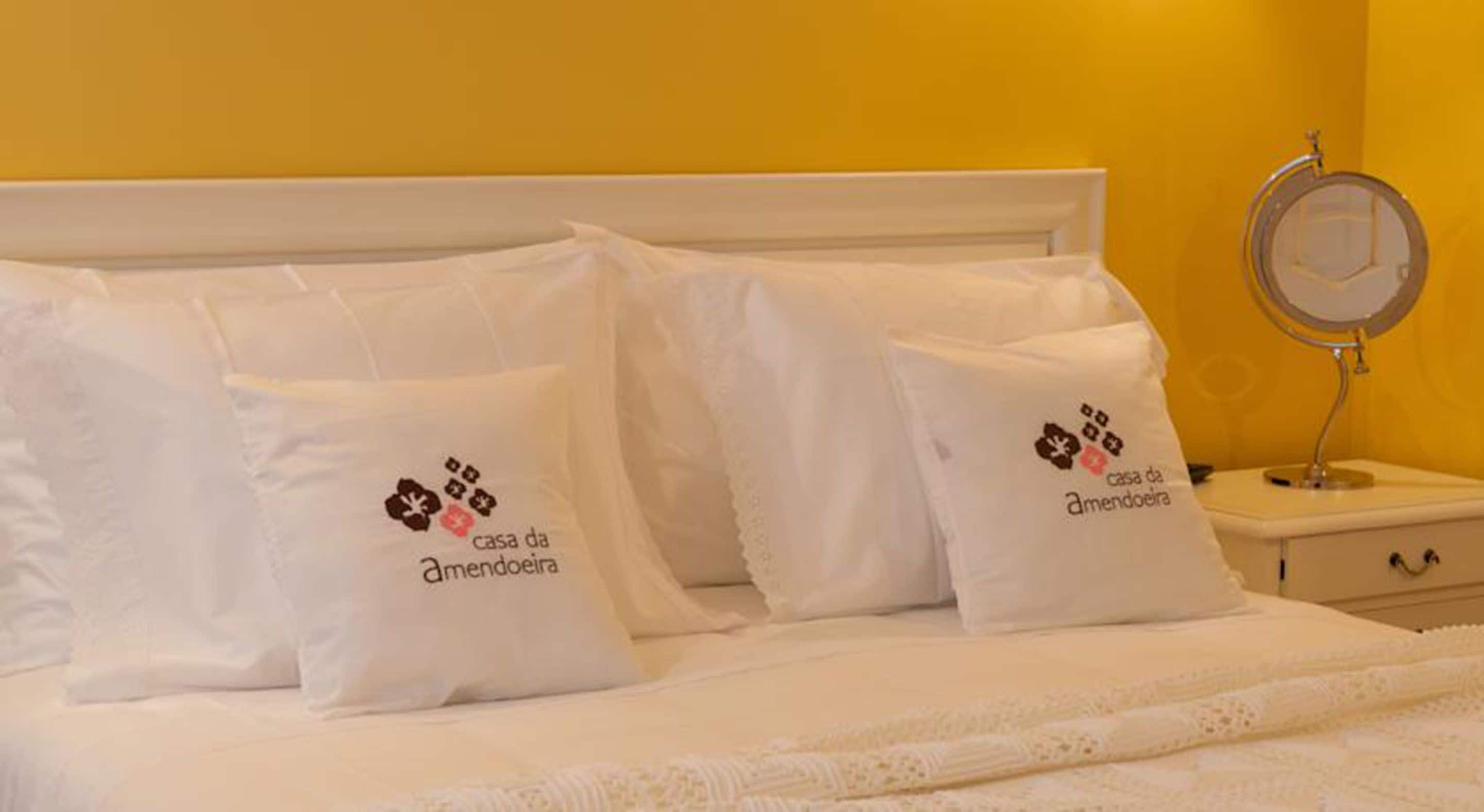 Habitación doble superior (Flamenco) | Ropa de cama de alta calidad, minibar y decoración personalizada 