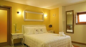 Superior Double Room (Flamenco) | Premium bedding, minibar, individually decorated, individually furnished - Casa da Amendoeira (Figueira de Castelo Rodrigo)