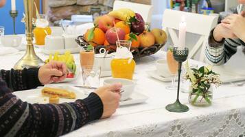 Ilmainen päivittäinen mannermainen aamiainen