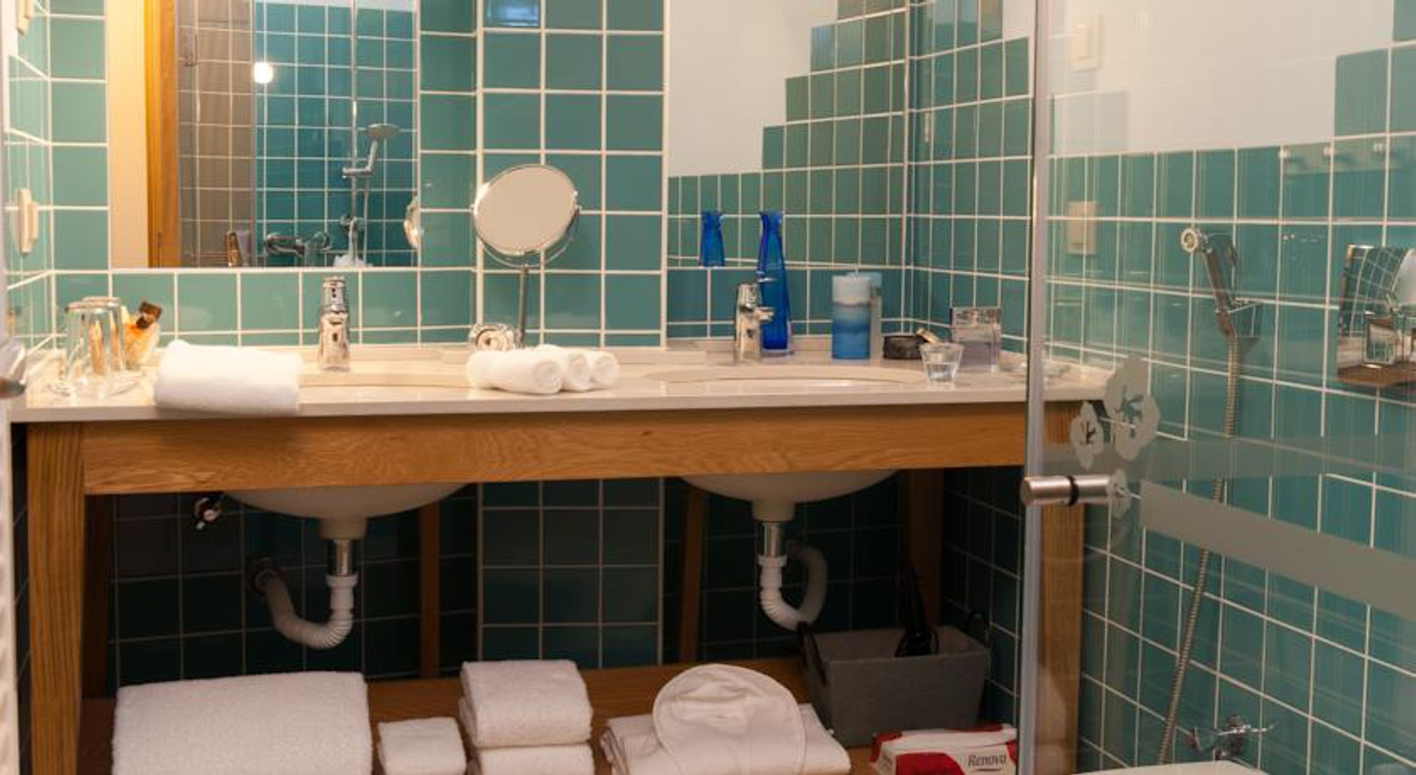 Ein Badezimmer mit Waschbecken, Spiegel und Handtuchhalter.