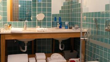 Ein Badezimmer mit Waschbecken, Spiegel und Handtuchhalter.