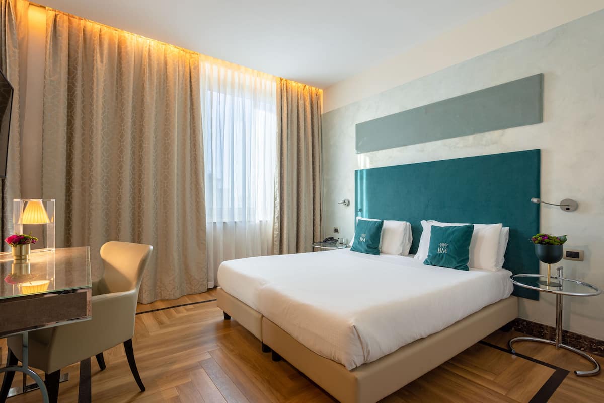 Kamar Deluks | Seprai premium, selimut bulu angsa, busa memori, dan minibar