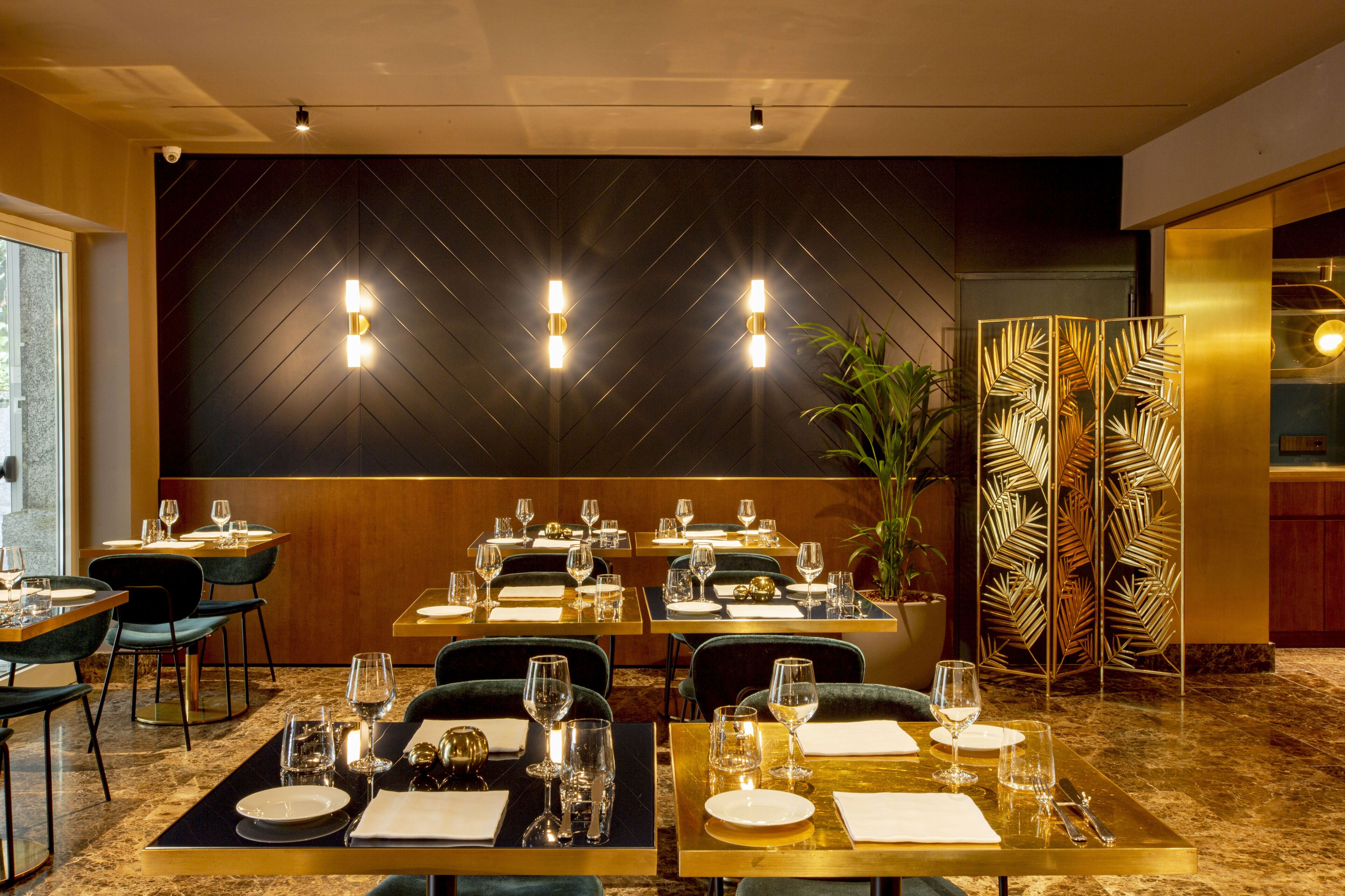 lunch and dinner served, international cuisine