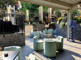 Serveert lunch en diner, internationale gerechten