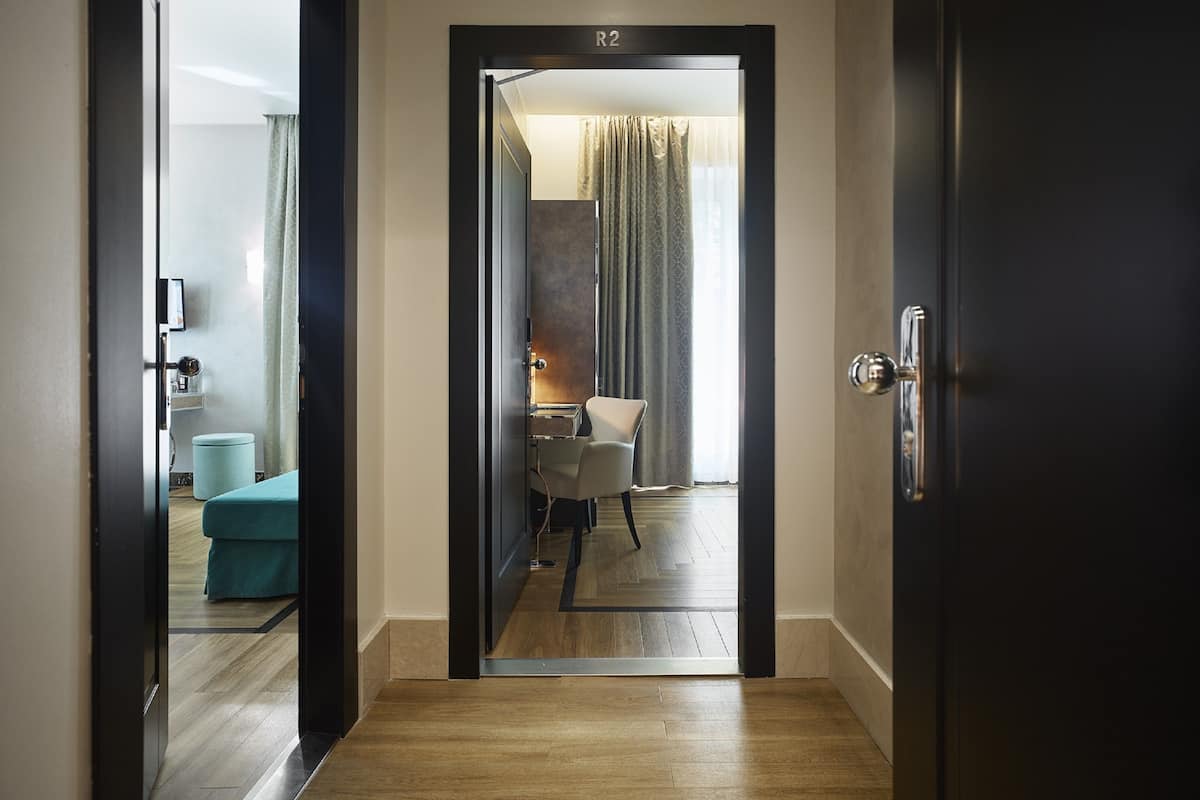 Exclusive Family Room | Seprai premium, selimut bulu angsa, busa memori, dan minibar