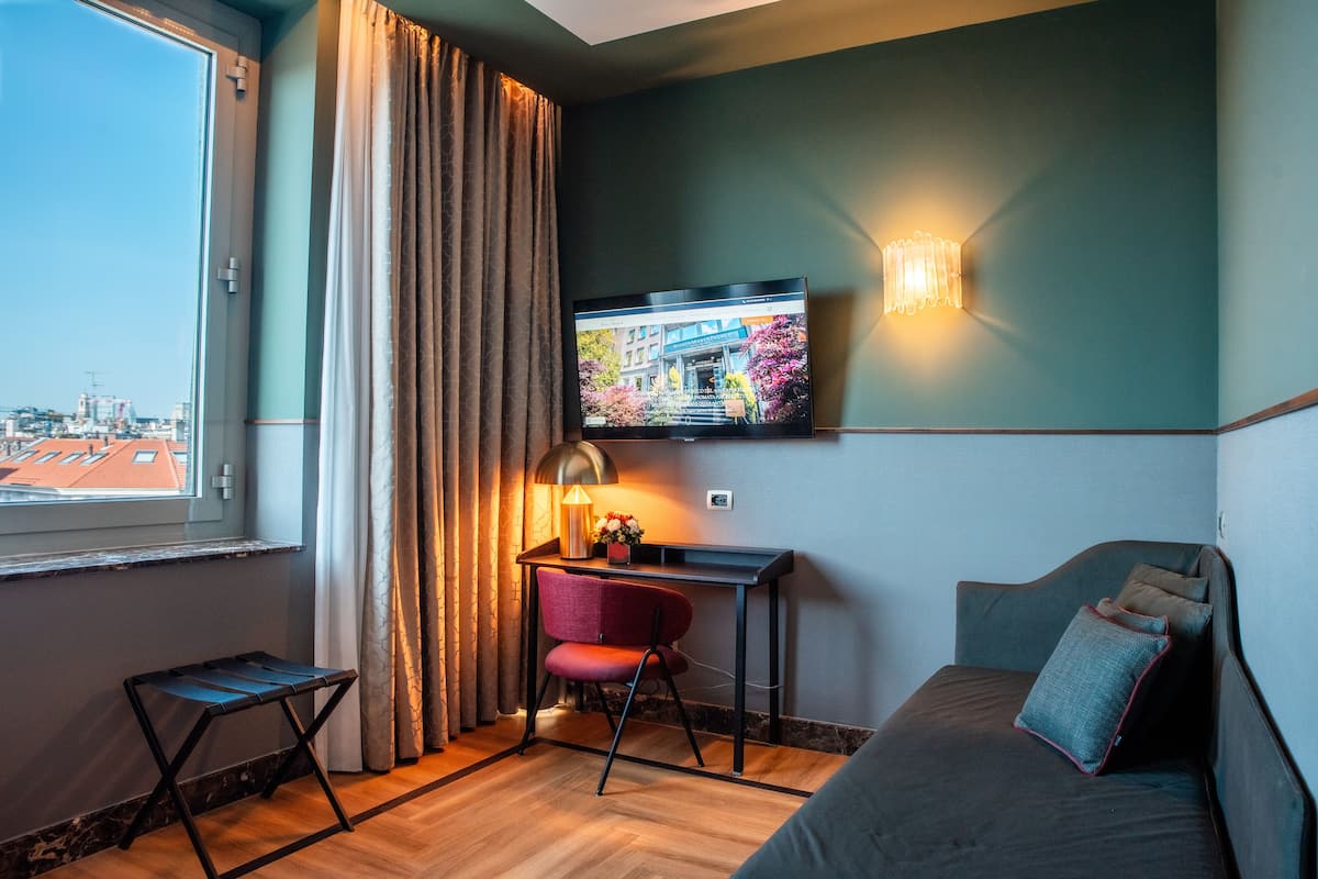 Exclusive-Dreibettzimmer, 1 King-Bett und Schlafsofa | Hochwertige Bettwaren, Daunenbettdecken
