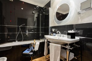 Exclusive Family Room | Badezimmer | Dusche, kostenlose Toilettenartikel, Haartrockner, Bidet
