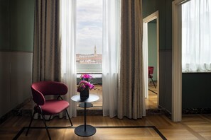 Suite – junior, flere senger | Sengetøy av topp kvalitet, dundyner, memory foam-senger og minibar