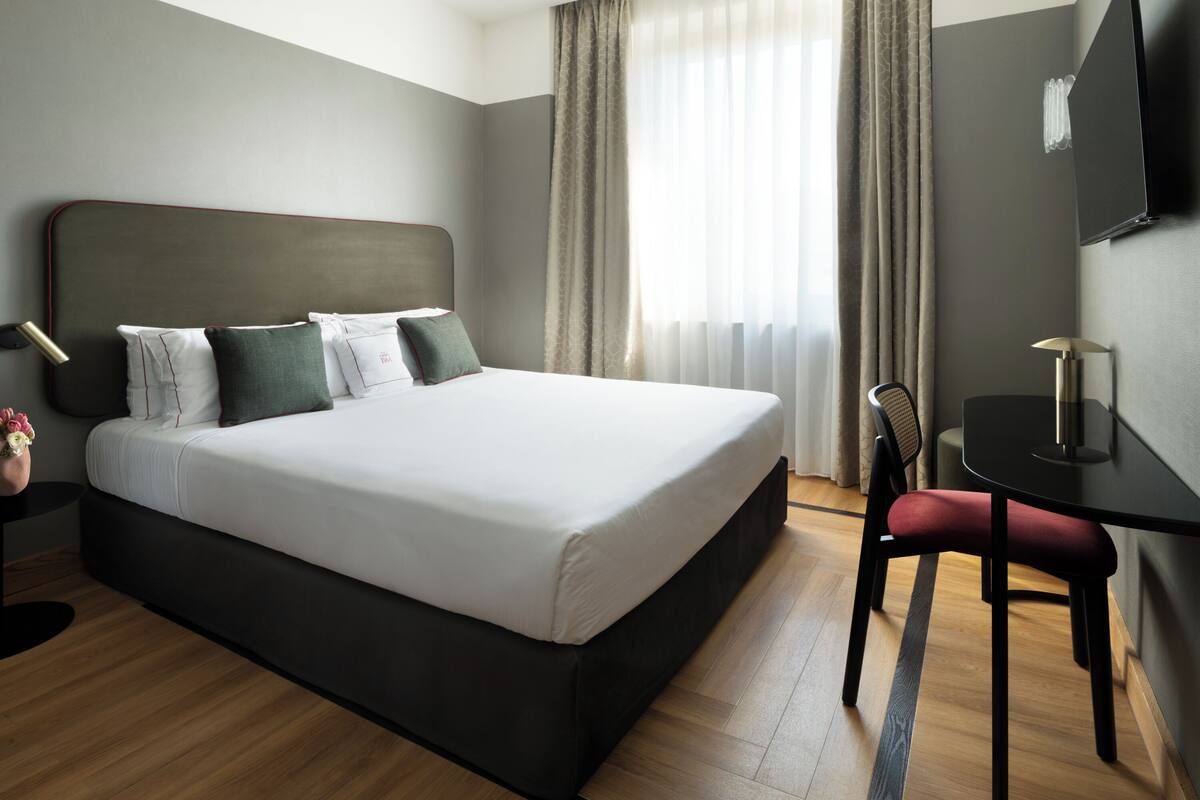 Kamar Double Premium untuk 1 Orang | Seprai premium, selimut bulu angsa, busa memori, dan minibar