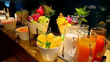 Päivittäinen buffetaamiainen (18 EUR per henkilö)