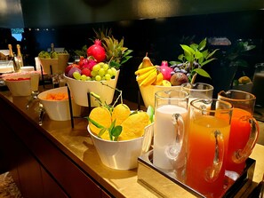 อาหารเช้าแบบบุฟเฟ่ต์ทุกวัน (EUR 18 ต่อคน)