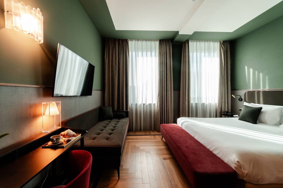 Kamar Eksklusif | Seprai premium, selimut bulu angsa, busa memori, dan minibar