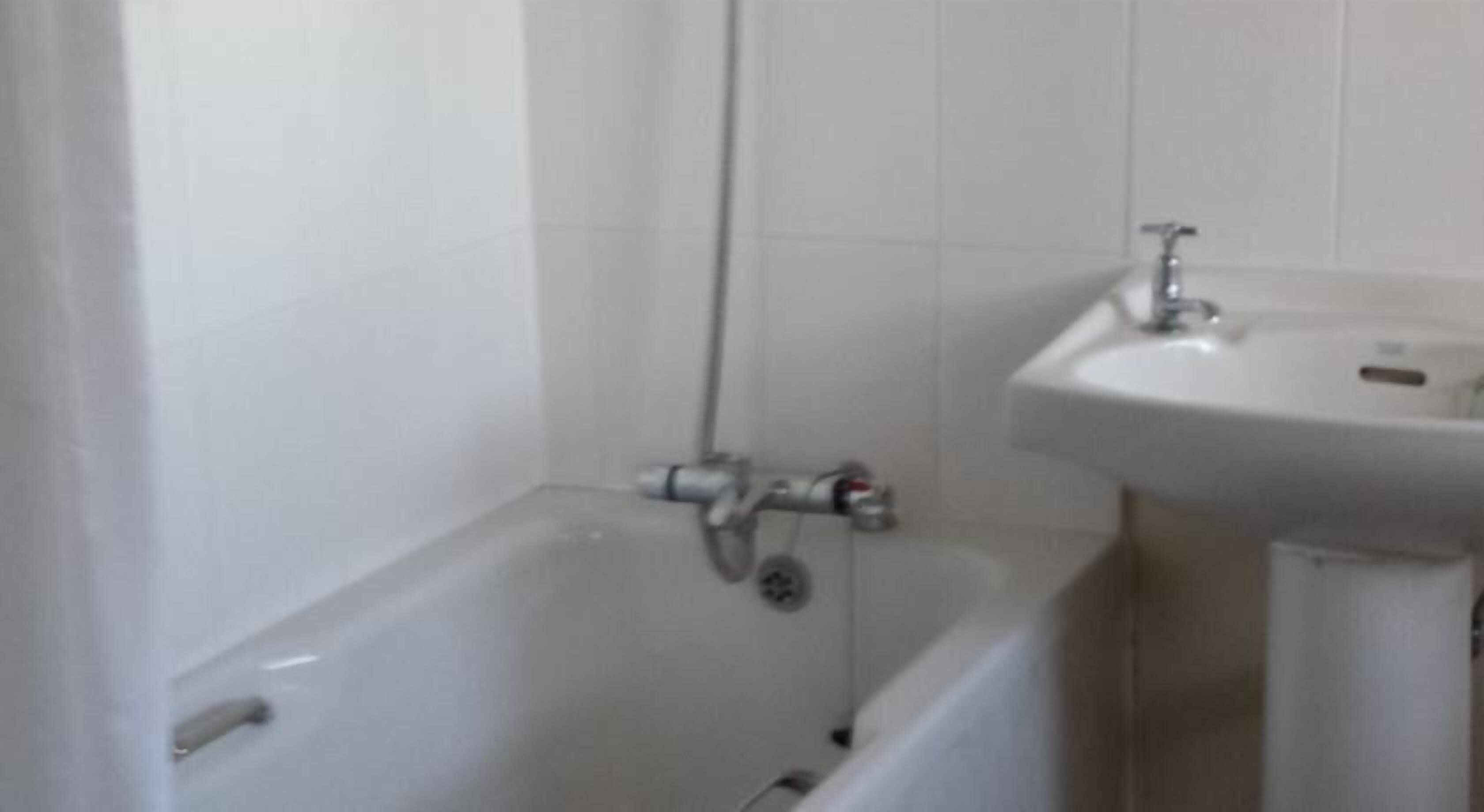 Une salle de bain avec une baignoire et un lavabo.