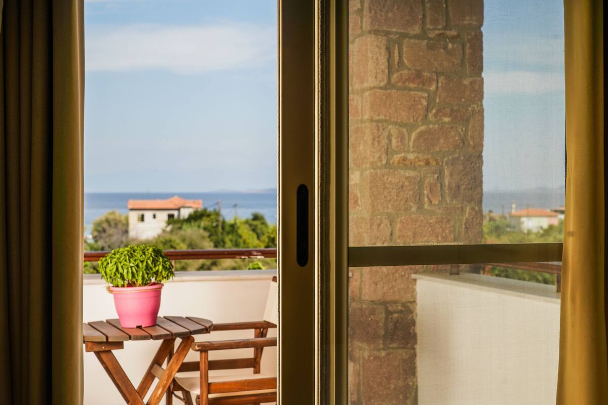 Family Duplex, Sea View | In-room safe, laptop workspace, soundproofing, iron/ironing board