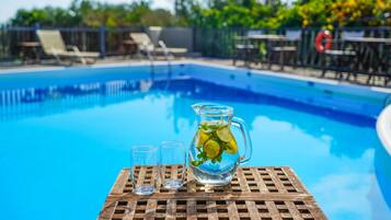 Alberca al aire libre por temporada y sombrillas en la alberca