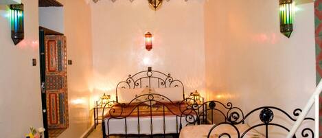 Ropa de cama de alta calidad y cortinas opacas