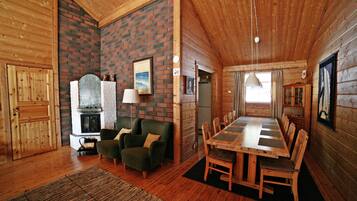 Villa, 4 soverom, badstue, elveutsikt | Spiseområde på rommet