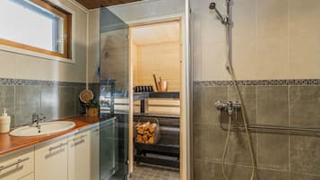 Huvila, 4 makuuhuonetta, sauna, jokinäköala | Kylpyhuone | Suihku, hiustenkuivaaja, tohvelit