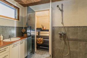 Vila, 4 quartos, sauna seca, vista para o rio | Banheiro | Chuveiro, secador de cabelo, chinelos 