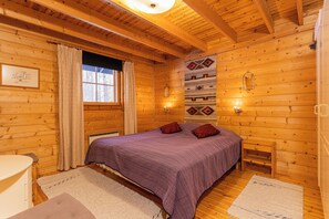 1 habitación, escritorio y tabla de planchar con plancha 