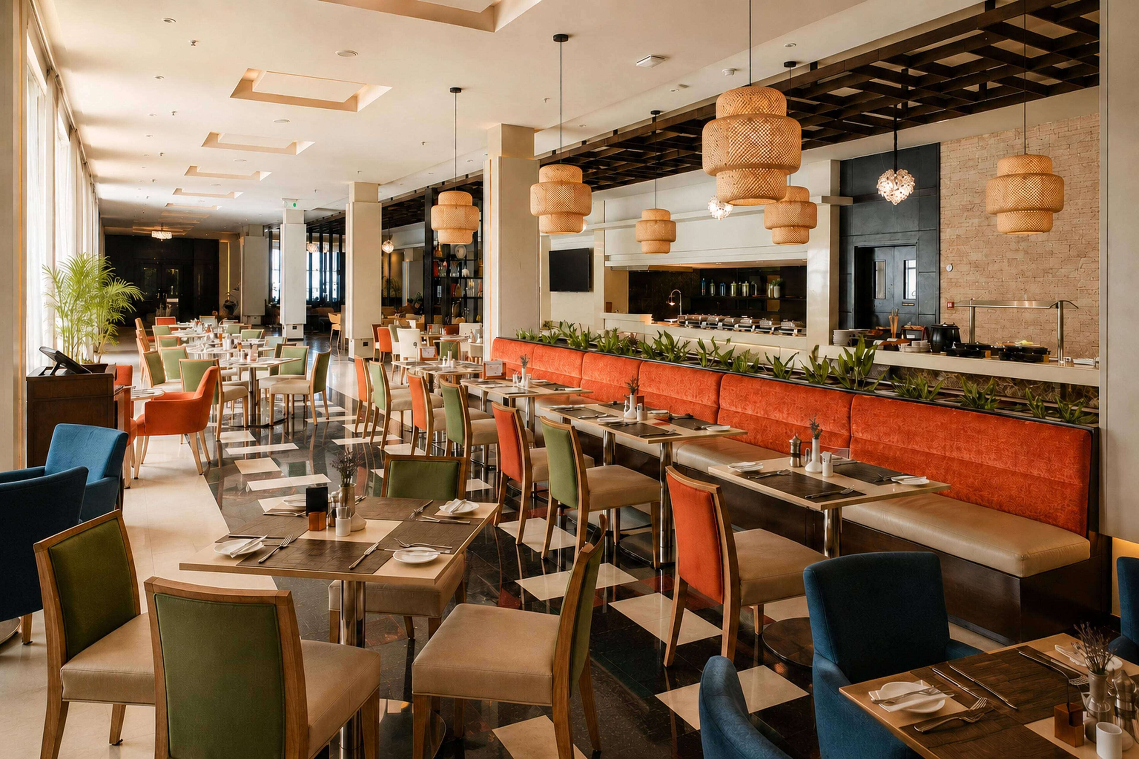 Un restaurante moderno con una barra larga, diversas opciones de asientos y una zona de bar.