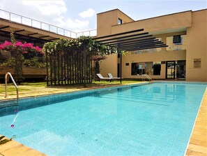 Outdoor pool - DoubleTree by Hilton Nairobi Hurlingham (Nairobi)
