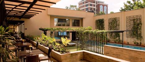 Una piscina al aire libre