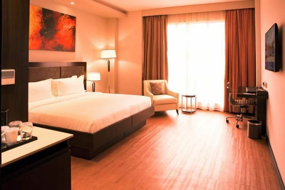 Hypo-allergenic bedding, in-room safe, desk, laptop workspace