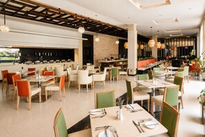 A spacious restaurant with multiple dining areas, a bar, and a variety of seating options. - DoubleTree by Hilton Nairobi Hurlingham (Nairobi)