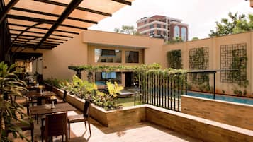 Una piscina al aire libre