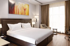 Kamar, 1 Tempat Tidur King | Seprai antialergi, brankas, meja kerja, dan ruang kerja ramah laptop