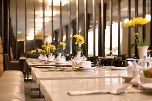 Breakfast, lunch, dinner served; international cuisine  - DoubleTree by Hilton Nairobi Hurlingham (Nairobi)