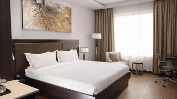 Habitación, 1 cama King size | Ropa de cama hipoalergénica y caja de seguridad en la habitación