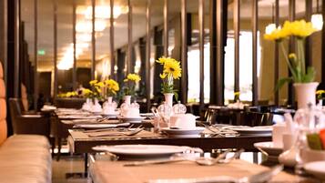 供应早餐、午餐和晚餐,国际美食