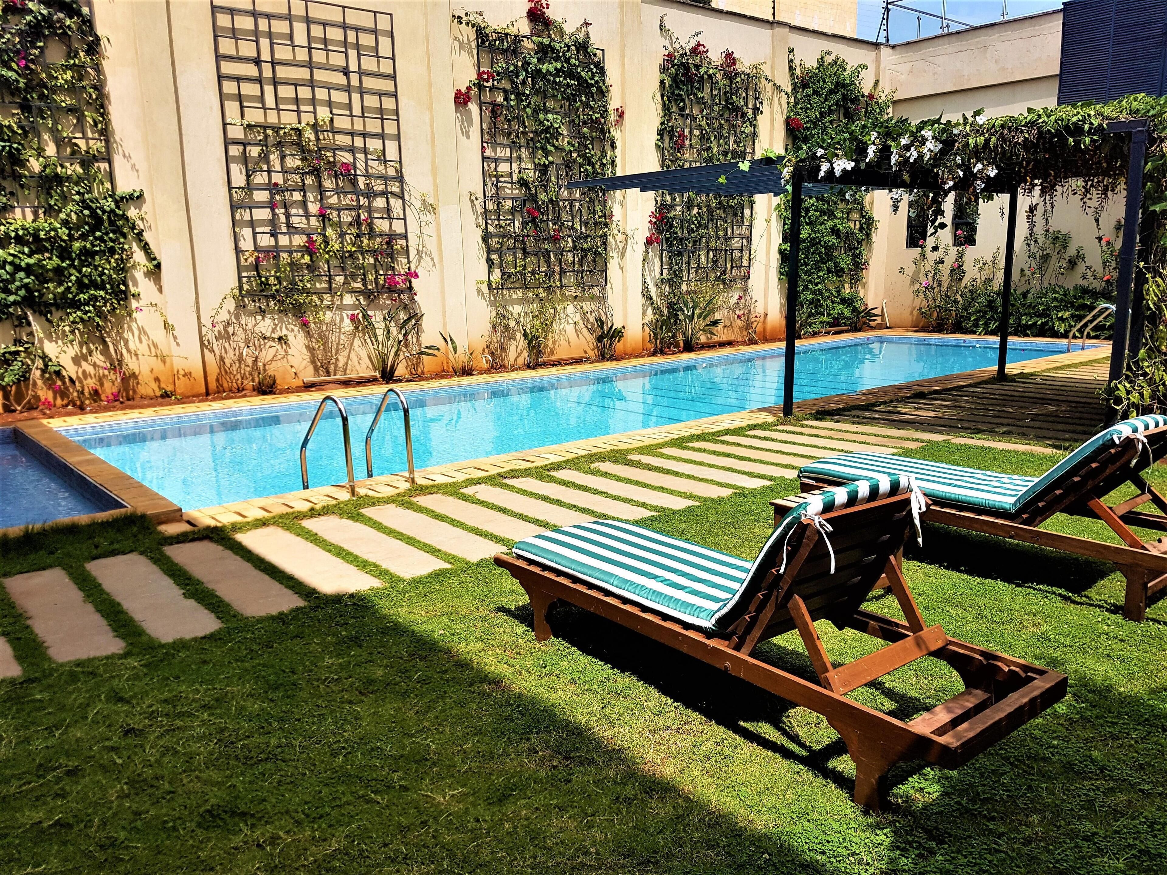 Una piscina al aire libre