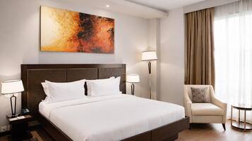 Deluxe Room, 1 King Bed | Hypo-allergenic bedding, in-room safe, desk, laptop workspace
