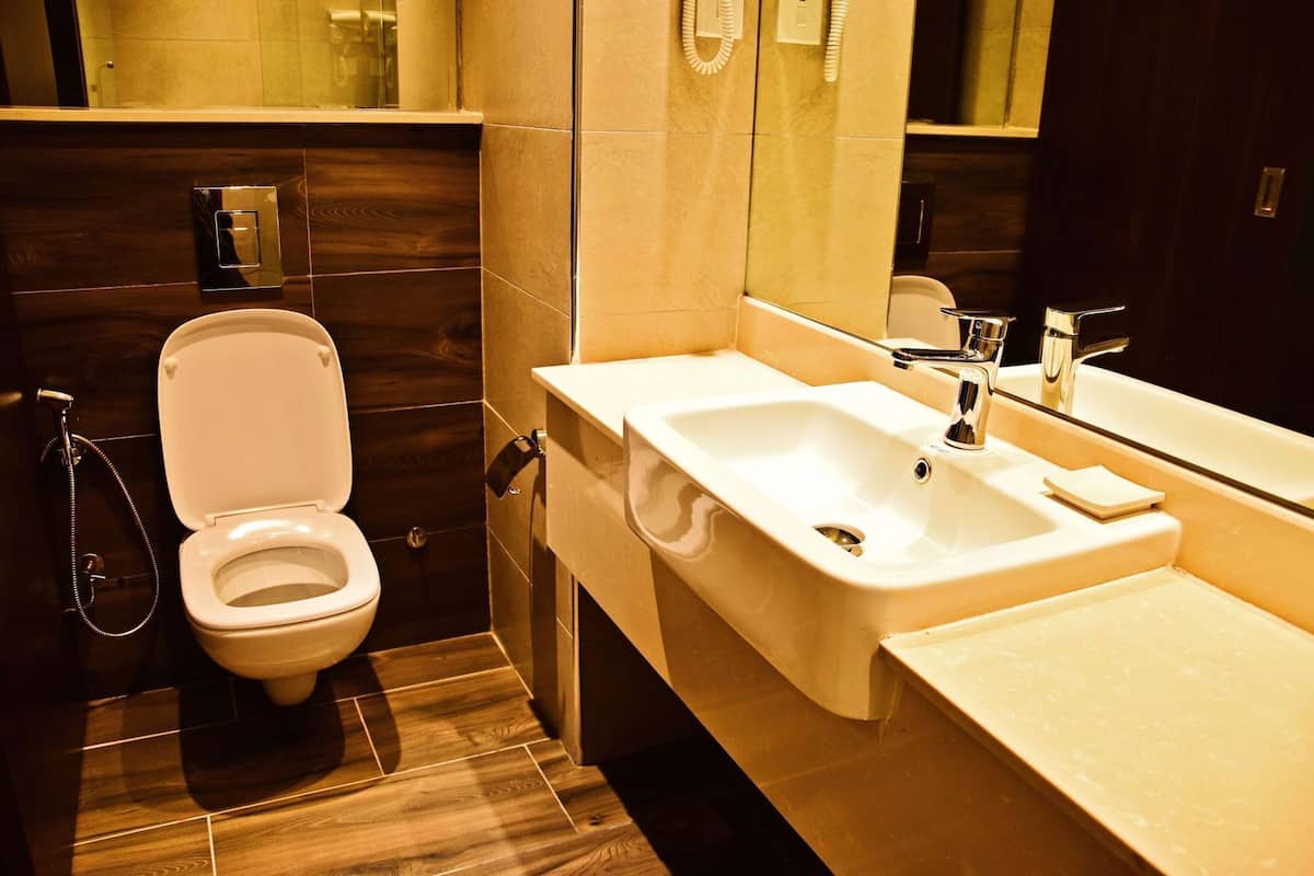 Ein modernes Badezimmer mit Toilette, Waschbecken und Dusche.