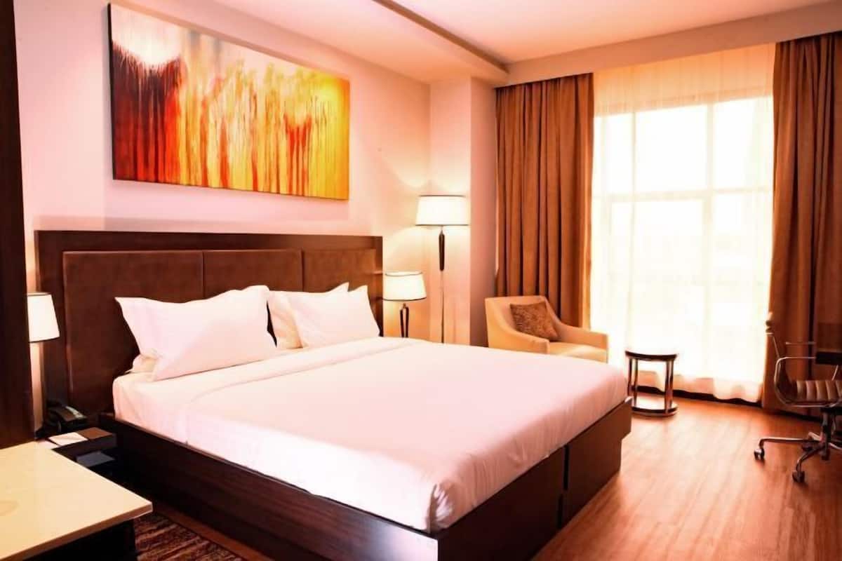Hypo-allergenic bedding, in-room safe, desk, laptop workspace