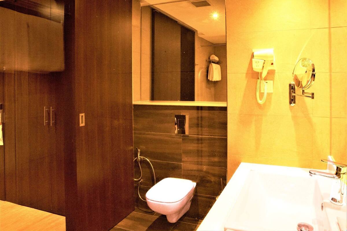 Ein modernes Badezimmer mit Toilette, Waschbecken und Dusche.