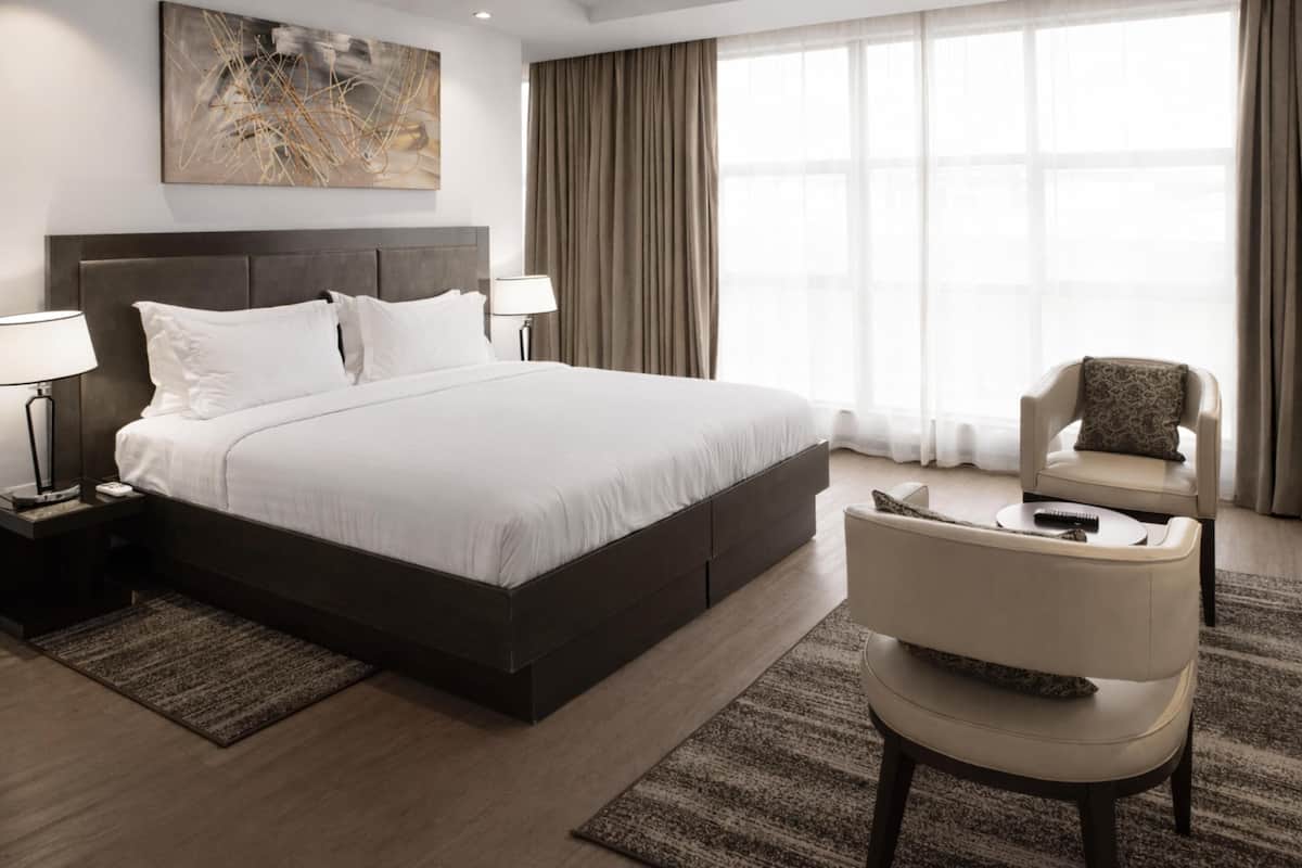 Suite, 1 King Bed | Hypo-allergenic bedding, in-room safe, desk, laptop workspace