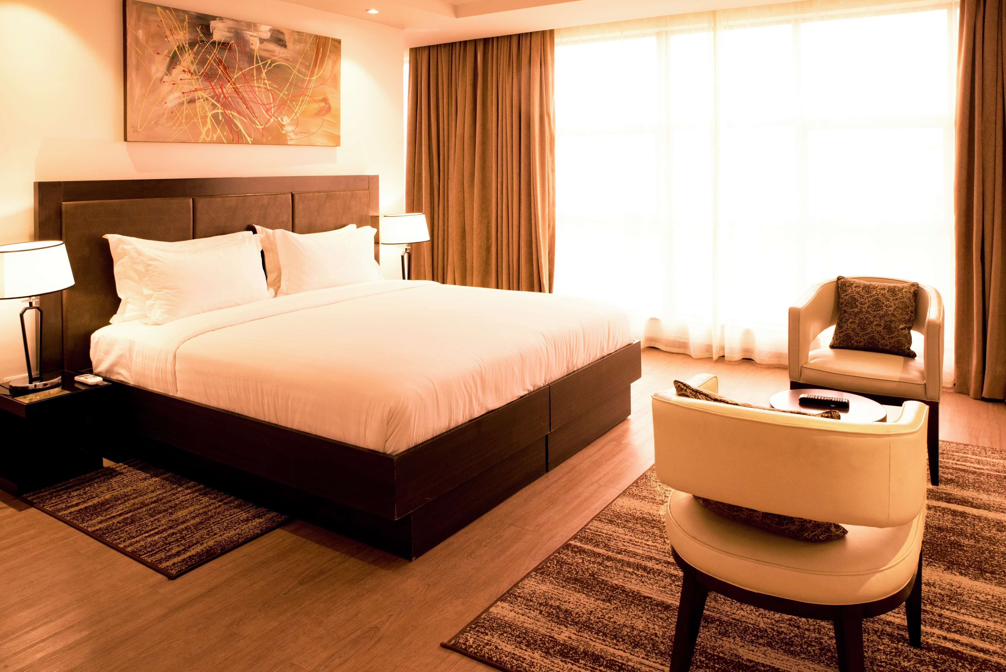 suite, 1 king bed | living area | led tv