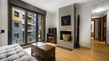 Apartment, 2 Schlafzimmer | Wohnbereich | 32-Zoll-Flachbildfernseher mit Kabelempfang, Fernseher