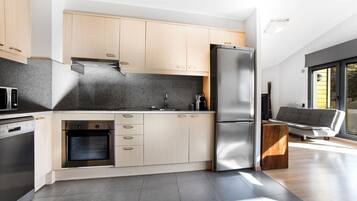 Apartment, 2 Schlafzimmer | Eigene Küche | Großer Kühlschrank, Mikrowelle, Ofen, Herdplatte