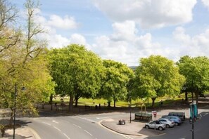 A road intersection with trees and parked cars. - Queens Circus Serviced Apartment (Cheltenham)